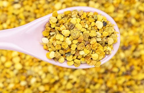 Löffel mit bunten Blütenpollen-Körnern, Nahaufnahme